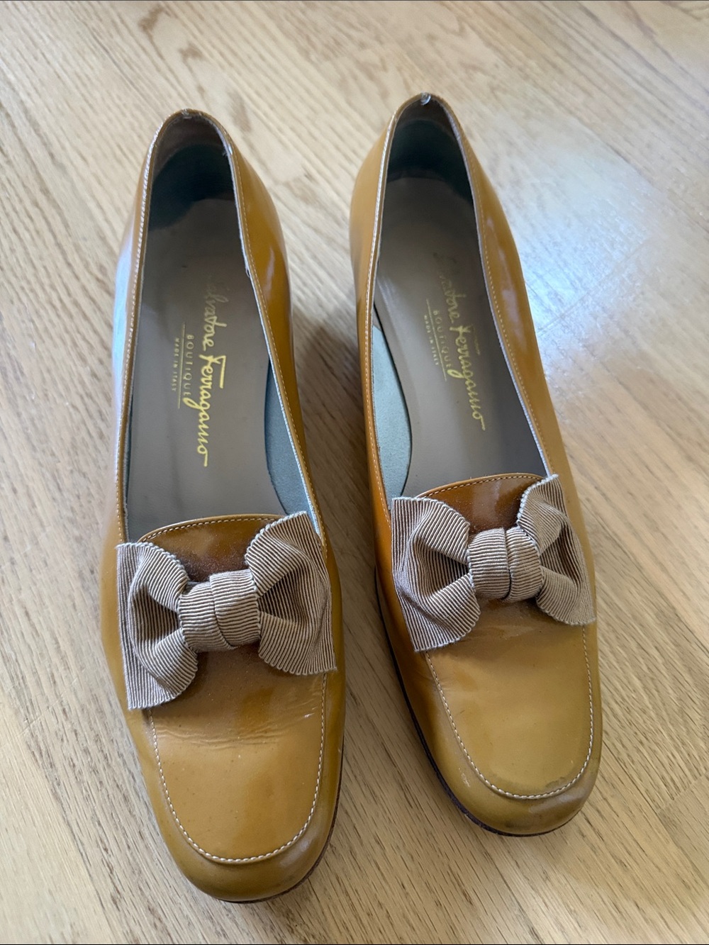 Salvatore Ferragamo Caramel - Mustard Leather Loafers with Beige Bow Sz 9.5